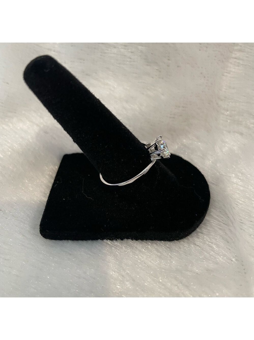 Woman’s Moissanite solitaire woman’s ring size 8 - Picture 4 of 4